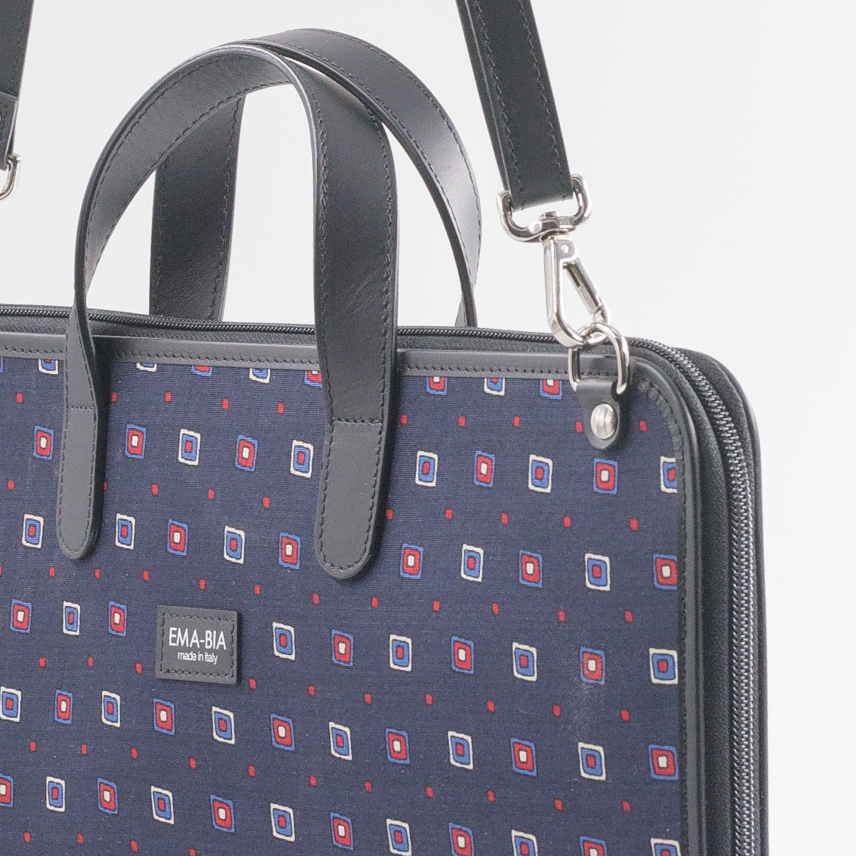 Borsa 24 ore blu in seta con stampa geometrica Borsa 24 ore blu in seta con stampa geometrica