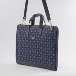 Borsa porta documenti blu in seta con stampa geometrica