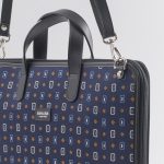 Borsa porta documenti blu in seta con stampa geometrica