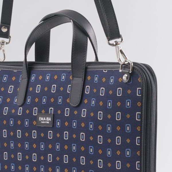 Borsa porta documenti blu in seta con stampa geometrica
