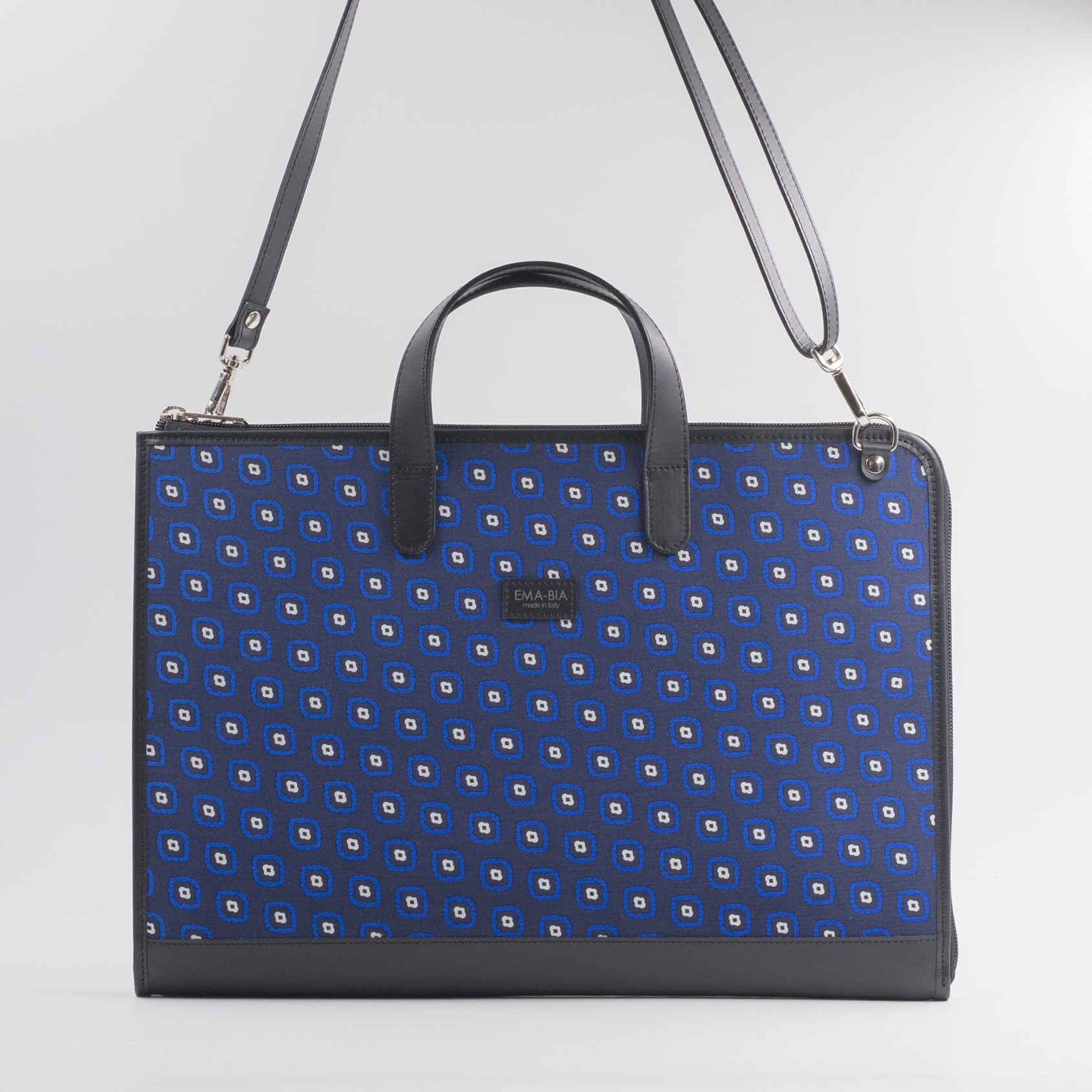 24-Stunden-Tasche aus blauer Seide mit geometrischem Druck 24-Stunden-Tasche aus blauer Seide mit geometrischem Druck
