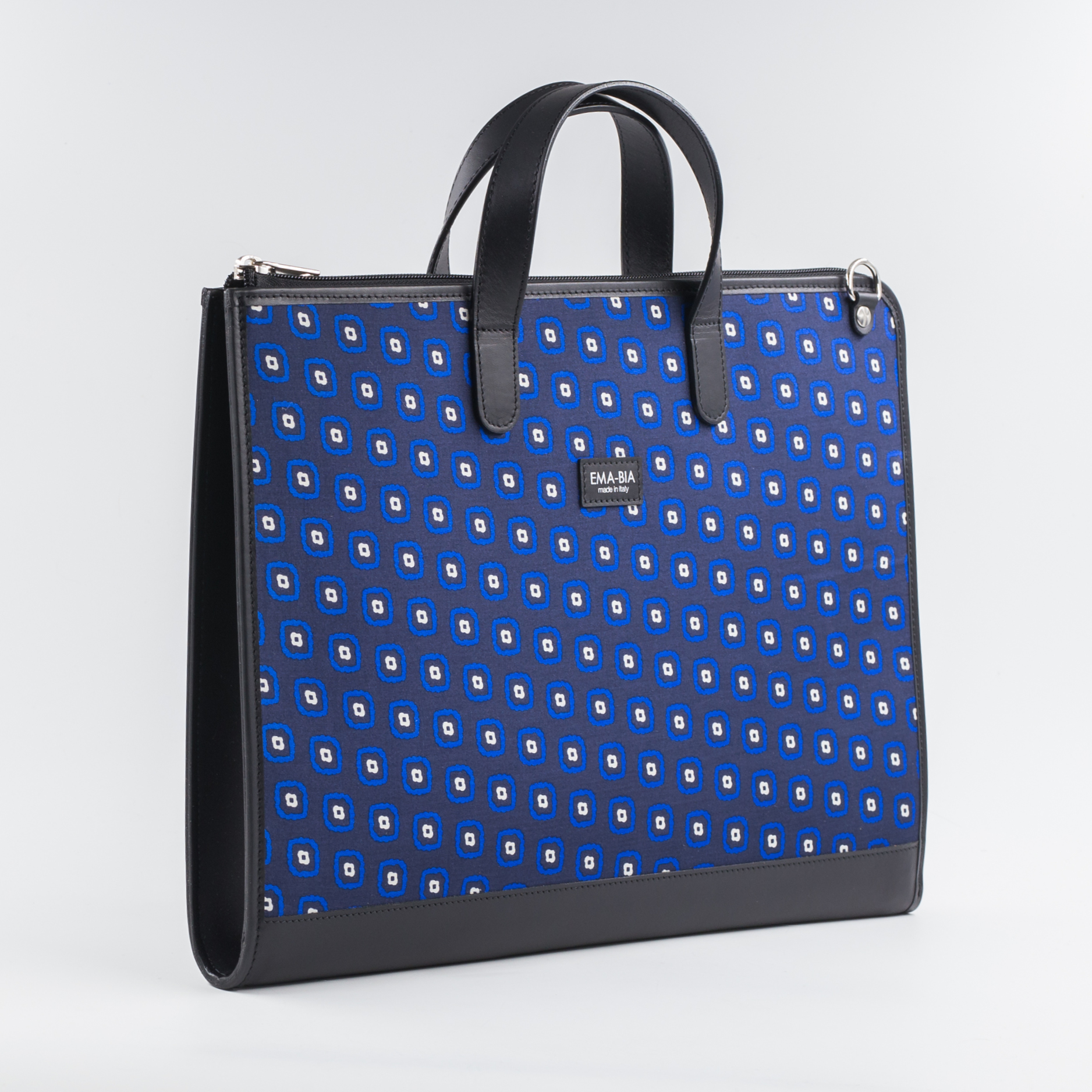 24-Stunden-Tasche aus blauer Seide mit geometrischem Druck 24-Stunden-Tasche aus blauer Seide mit geometrischem Druck