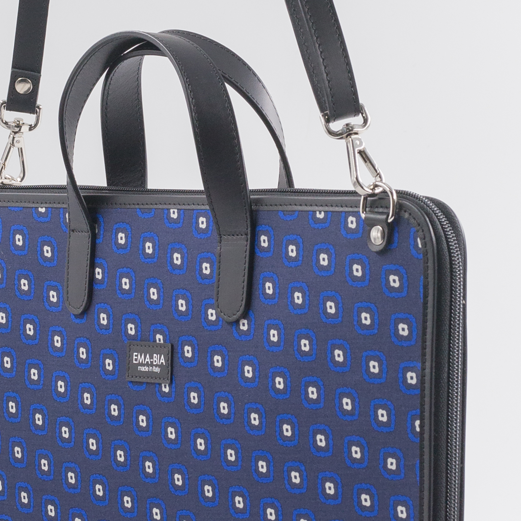 24-Stunden-Tasche aus blauer Seide mit geometrischem Druck 24-Stunden-Tasche aus blauer Seide mit geometrischem Druck