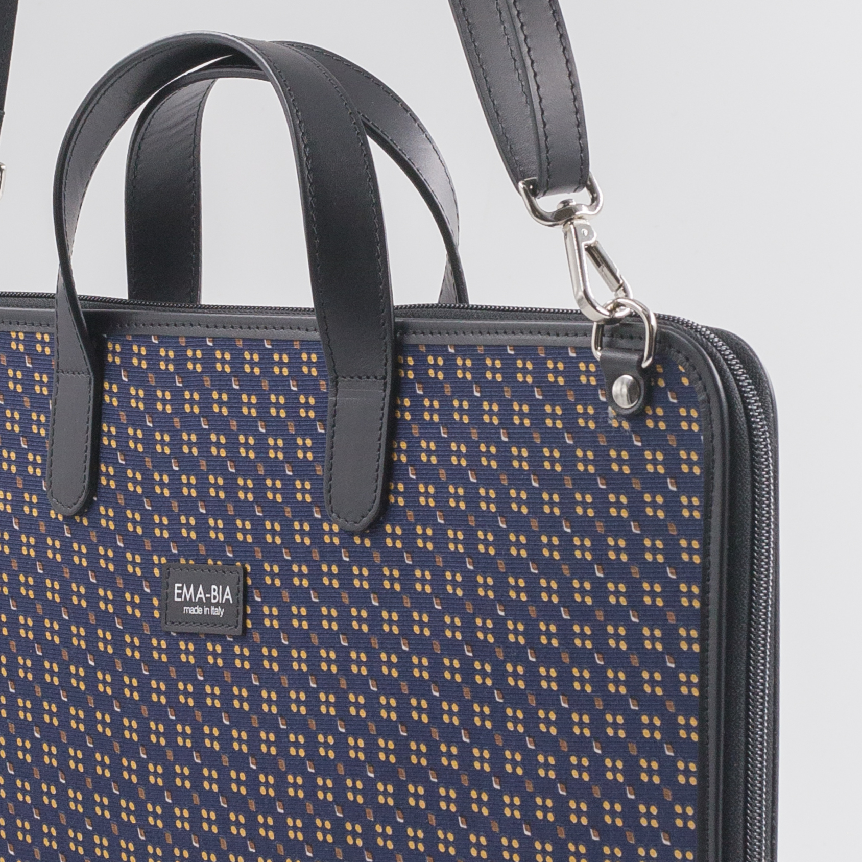 24-Stunden-Tasche aus blauer Seide mit Print 24-Stunden-Tasche aus blauer Seide mit Print