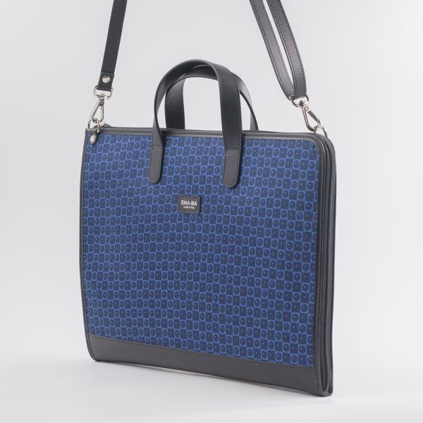 Borsa 24 ore blu in seta con stampa geometrica