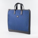 Borsa 24 ore blu in seta con stampa geometrica