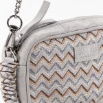 borsa in seta e pelle con catenella grigia