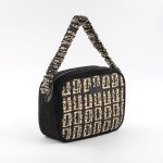 schwarze Wildledertasche mit geometrischem Druck
