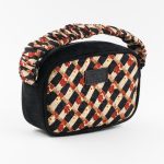 mini borsa in pelle nera e seta con stampa rossa