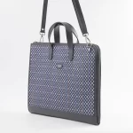Borsa 24 ore blu in seta con stampa geometrica dettagli