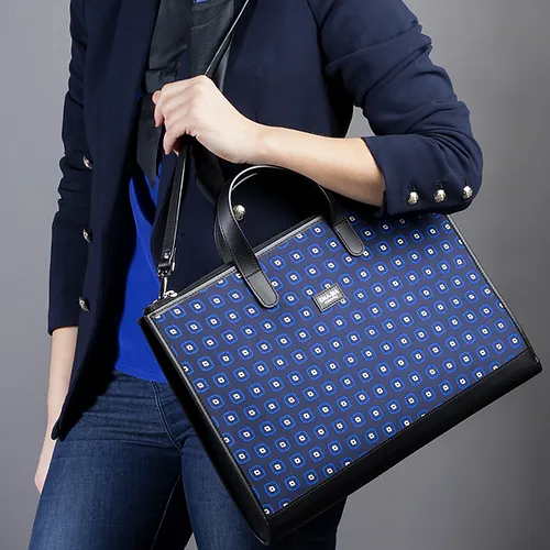 Borsa 24 ore blu in seta con stampa geometrica indossata