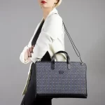 Borsa 24 ore blu in seta con stampa geometrica indossata