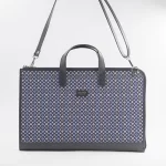 Borsa 24 ore blu in seta con stampa geometrica tracolla