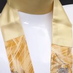 Gelbes Seidentuch mit Blumenmuster und Druck