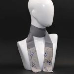 Foulard grigio in seta con fiori