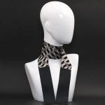 Foulard nero in seta nero con stampa grigia