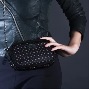 Mini borsa in pelle nera e seta con stampa gialla indossata