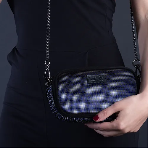 Mini borsa in pelle nera e seta con stampa blu indossata