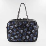 Graue und schwarze hellblaue Seidentasche mit Blumendruck