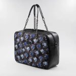 Handtasche in Hellblau, Grau und Schwarz aus Seide mit floralem Muster, mit Schulterriemen.