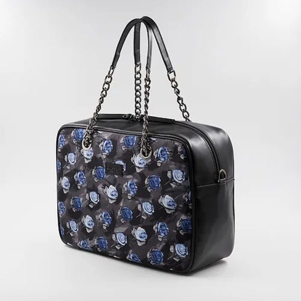 Handtasche in Hellblau, Grau und Schwarz aus Seide mit floralem Muster, mit Schulterriemen.
