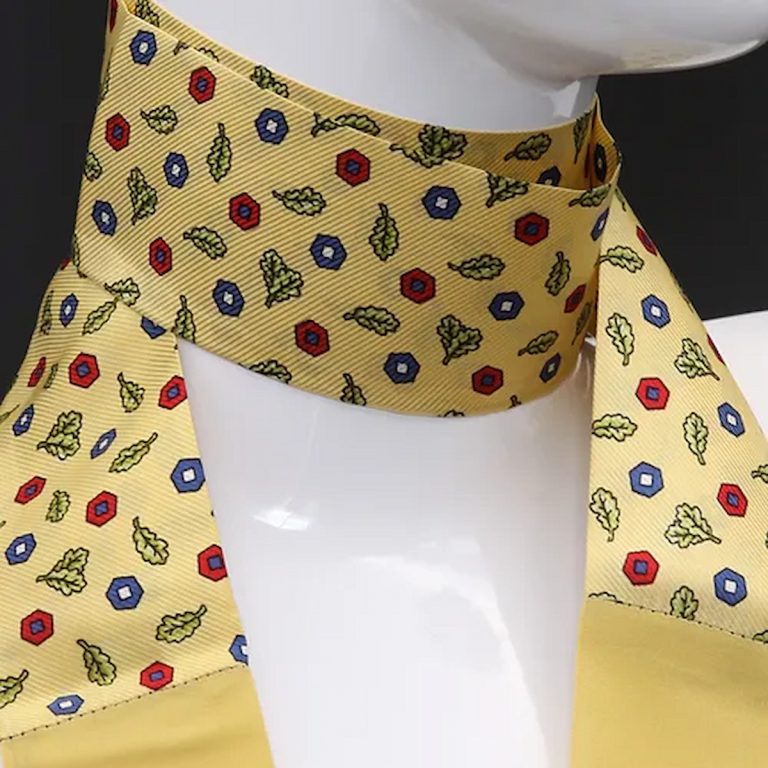 Gelber Schlauchschal aus reiner Seide mit geometrischem Druck