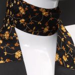 Halswärmer aus Seide mit goldener Blumenmusterung und Details