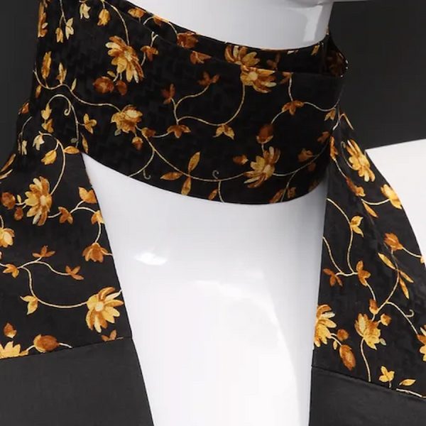 Halswärmer aus Seide mit goldener Blumenmusterung und Details