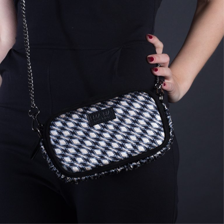 Mini-Tasche aus schwarzem Leder und Seide mit geometrischem Druck Mini-Tasche aus schwarzem Leder und Seide mit geometrischem Druck