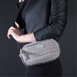 borsa in seta e pelle con catenella grigia