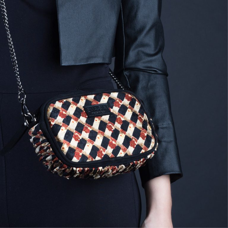 mini borsa in pelle nera e seta con stampa rossa mini borsa in pelle nera e seta con stampa rossa