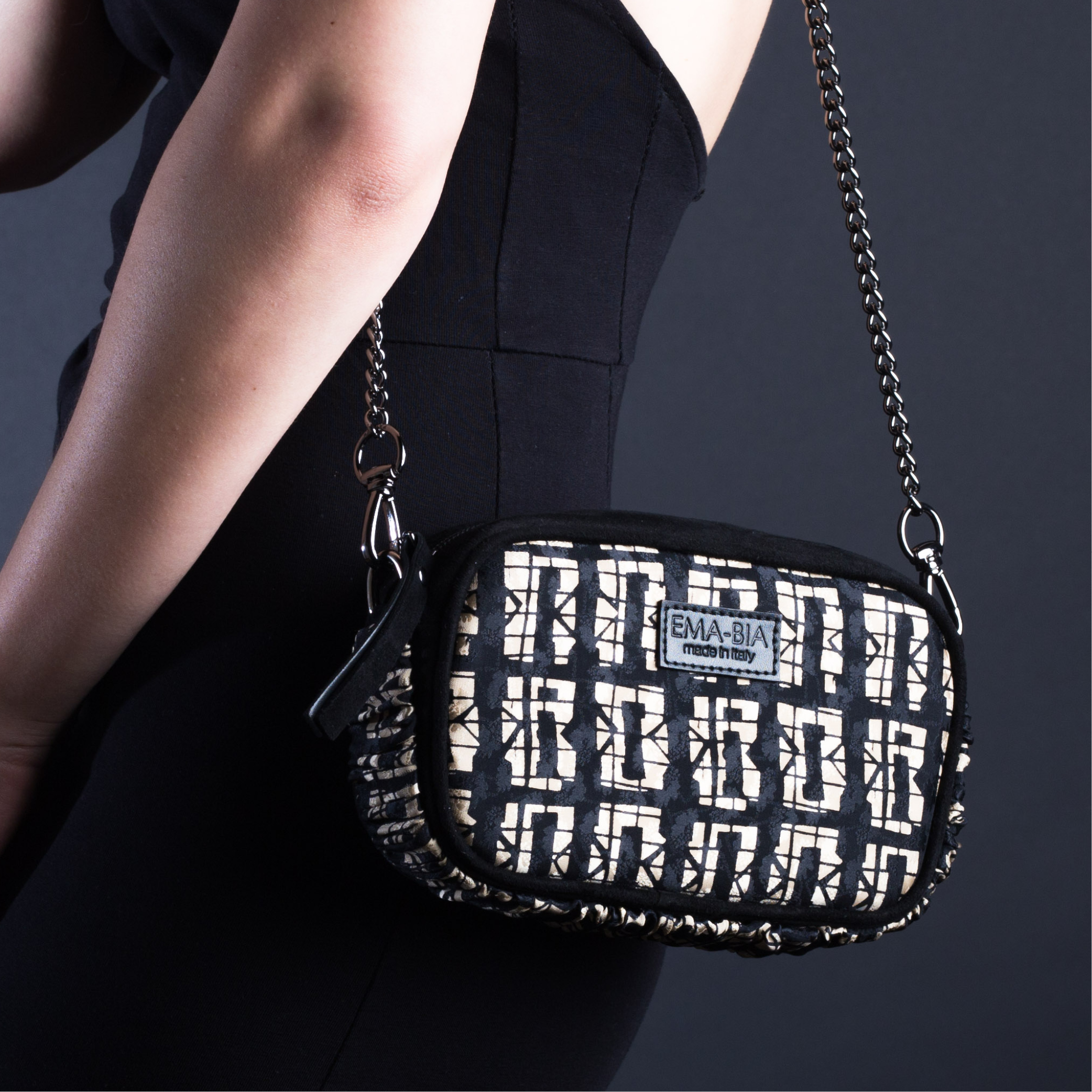 Mini-Tasche aus schwarzem Leder und Seide mit Print