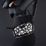 Mini-Tasche aus schwarzem Leder und Seide mit Blumendruck