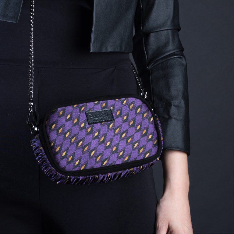 Mini-Tasche aus schwarzem Leder und Seide mit violettem geometrischem Druck Mini-Tasche aus schwarzem Leder und Seide mit violettem geometrischem Druck