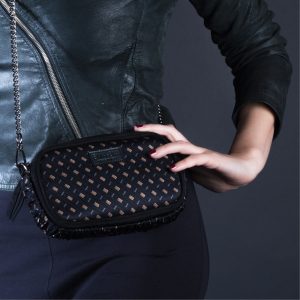 Mini borsa in pelle nera e seta con stampa gialla