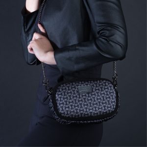 mini borsa con catenella in pelle nera e seta con stampa