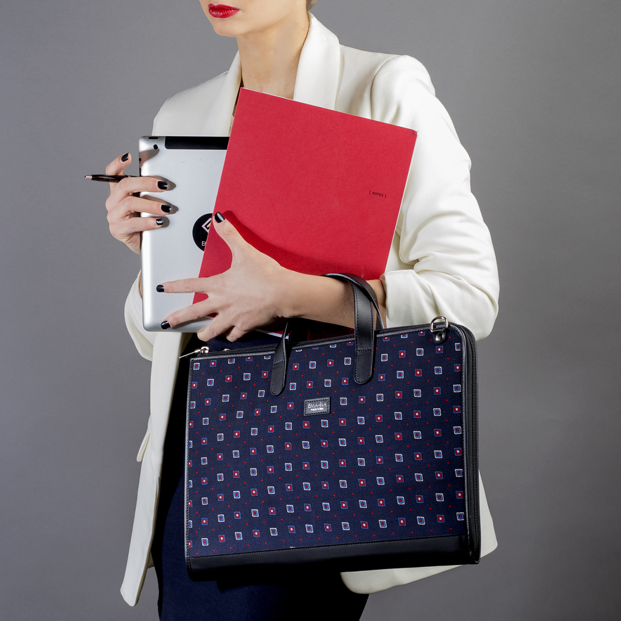 Borsa 24 ore blu in seta con stampa geometrica Borsa 24 ore blu in seta con stampa geometrica