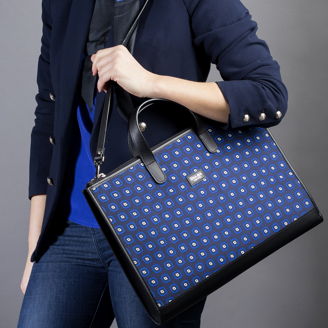 24-Stunden-Tasche aus blauer Seide mit geometrischem Druck 24-Stunden-Tasche aus blauer Seide mit geometrischem Druck