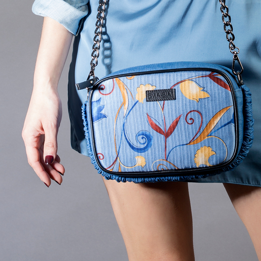 bag-in-silk-and-floral-jeans