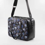 Handtasche in Hellblau, Grau und Schwarz aus Seide mit floralem Muster, Kollektion 2023.