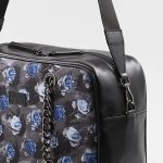 Handtasche in hellblau grau und schwarz aus Seide mit Blumendruck Details
