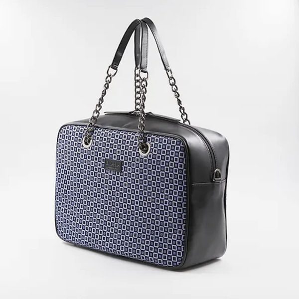 borsa a mano blu e nera in seta con stampa geometrica collezione 2023