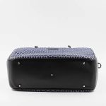 borsa a mano blu e nera in seta con stampa geometrica fondo