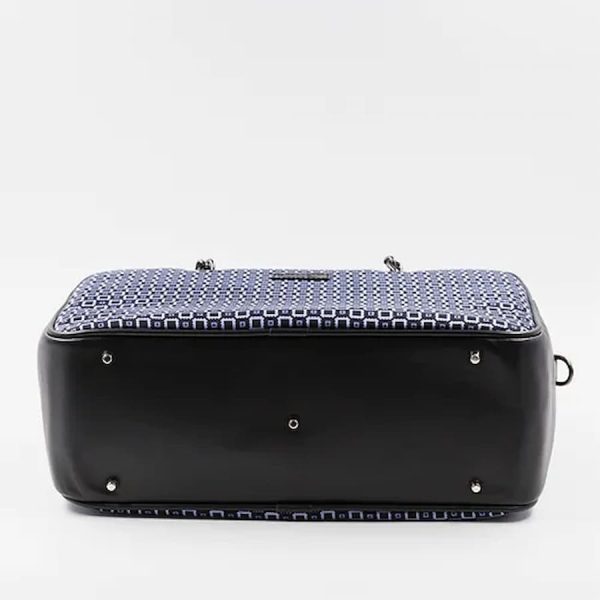 borsa a mano blu e nera in seta con stampa geometrica fondo