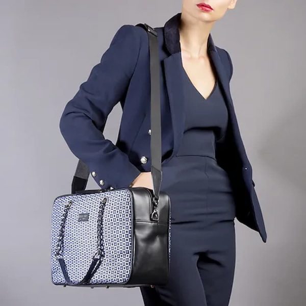 borsa a mano blu e nera in seta con stampa geometrica indossata