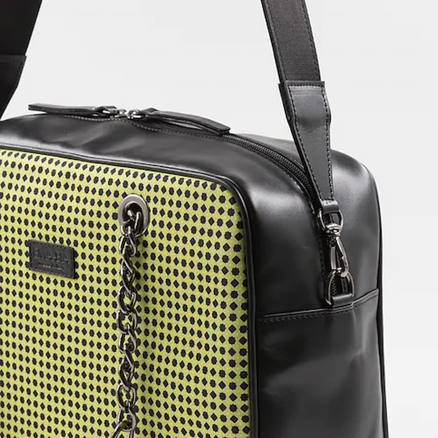 schwarze und säuregrüne Seidentasche mit Detaildruck