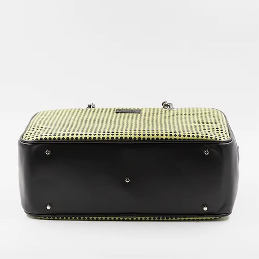 schwarze und säuregrüne Seidentasche mit Druck auf der Unterseite