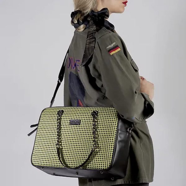 borsa a mano nera e verde acido in seta con stampa indossata