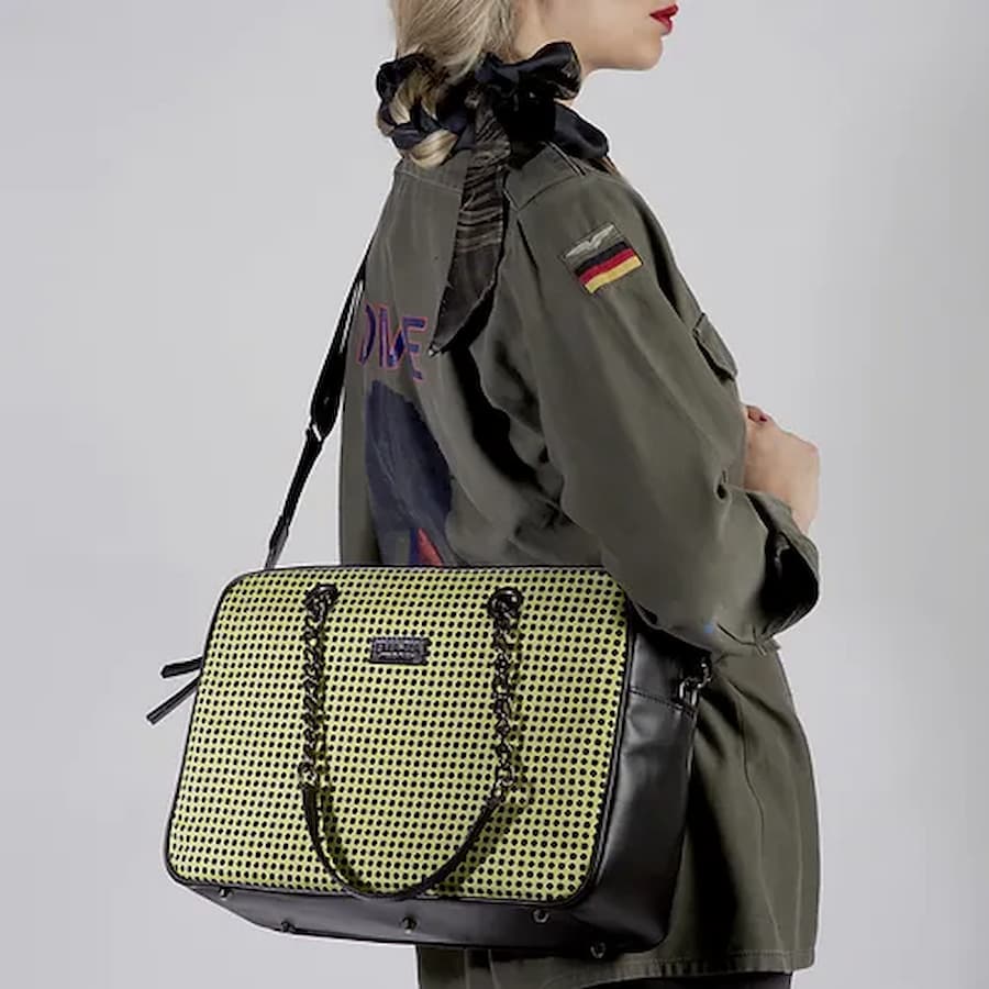 schwarze und säuregrüne Seidentasche mit getragenem Druck