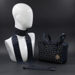 Borsa a spalla da donna con foulard blu